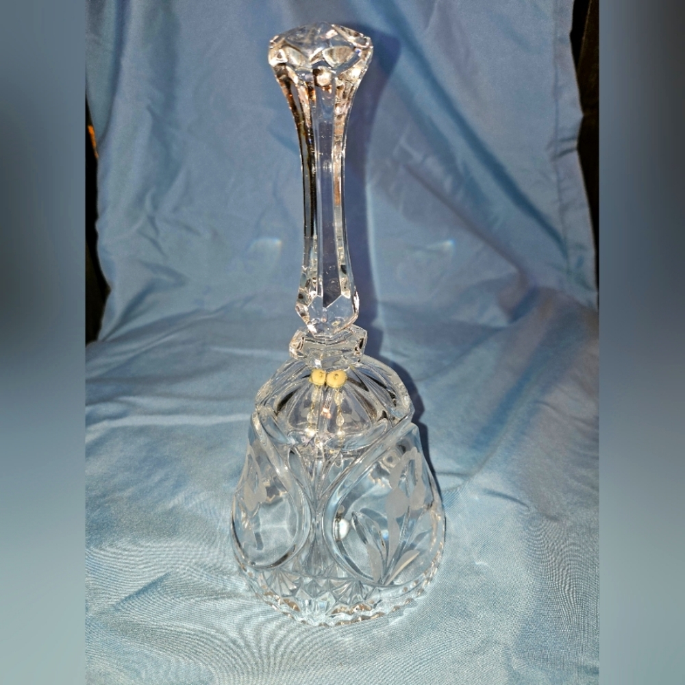 The European Collection Flower Crystal Bell